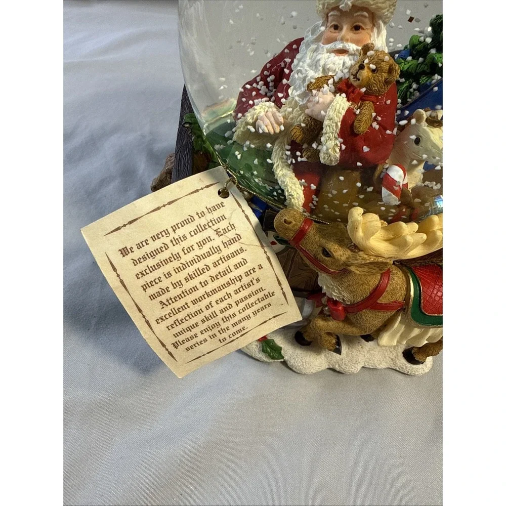 2005 Target Santa Sleigh Reindeer Musical Snow Globe Here Comes Santa Claus WT